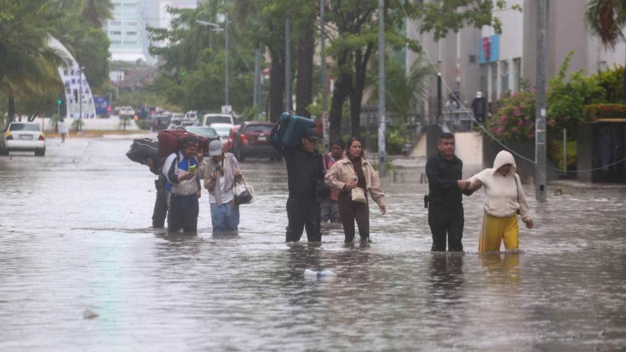 El SMN pronostica lluvias intensas, calor extremo y fuertes rachas de viento para este sábado en México.