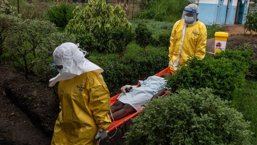 Personal médico traslada a un paciente con ébola a un centro de tratamiento, teniendo las medidas necesarias para no resultar contagiados.