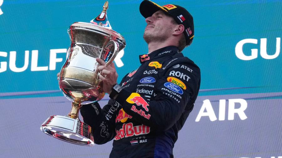 Max Verstappen conquistó el GP de Bahréin en Malasia y volvió a ganar en F1 tras 301 días, mientras Checo Pérez terminó 19 en Sepang.