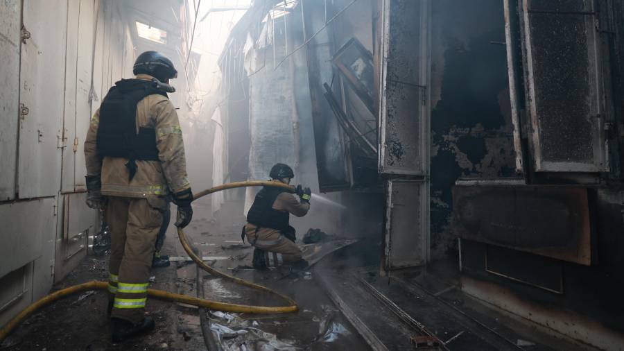 Trabajadores de rescate apagan un incendio en el mercado central de Zaporiyia, dañado por un ataque ruso en Zaporiyia, Ucrania, el sábado 26 de septiembre de 2026. (AP Foto/Kateryna Klochko)