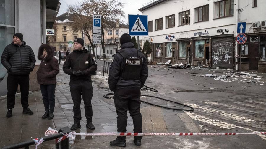 Hungría afirma que bloqueará tanto el último paquete de sanciones de la Unión Europea contra Rusia como un paquete de ayuda financiera a Kiev por un valor aproximado de 106 000 millones de dólares.