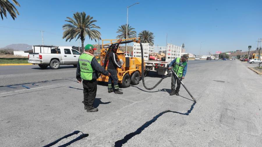 El alcalde Javier Díaz González destacó que las acciones buscan garantizar vialidades más seguras y funcionales en distintos sectores de Saltillo.