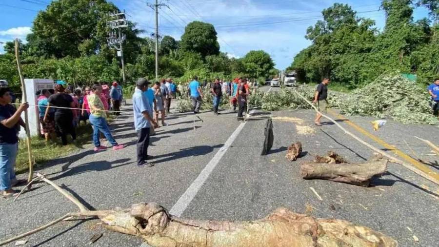 Los habitantes denunciaron que en la región existen kilómetros de ductos que conducen hacia Campeche y que, aseguran, no han recibido mantenimiento adecuado.