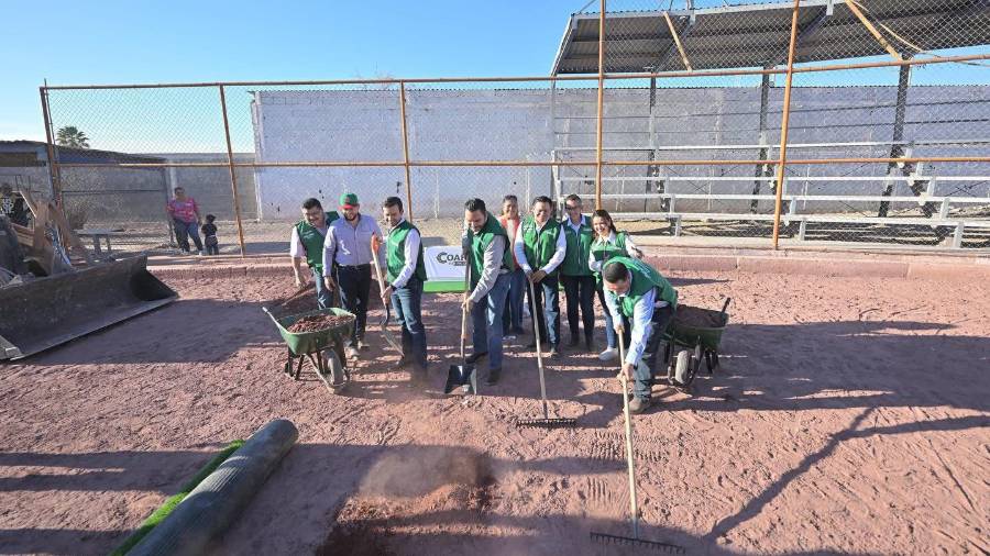 El alcalde Carlos Villarreal dio el banderazo a la rehabilitación del Campo Pericos en la colonia Las Flores.
