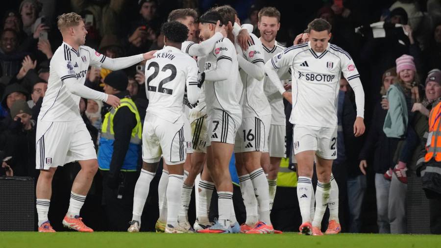 Raúl Jiménez celebra el gol con el que Fulham abrió el marcador ante Chelsea en Craven Cottage.