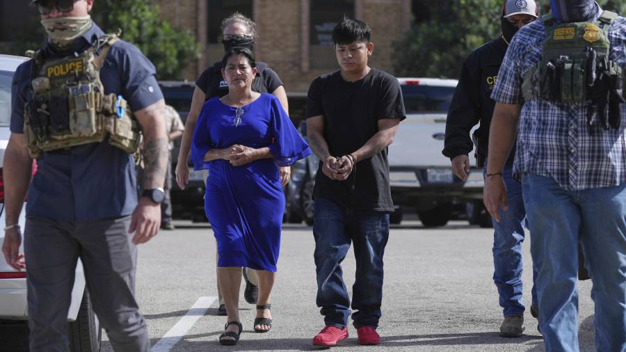 Agentes federales escoltan a una familia a la que detuvieron en una corte de inmigración en San Antonio, Texas, el 22 de julio del 2025.