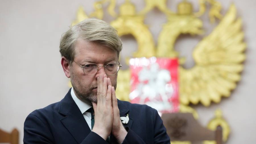 El líder del Partido Yabloko, Nikolai Rybakov, después de una audiencia sobre una demanda legal para excluir al partido de las próximas elecciones parlamentarias, en el Tribunal Supremo de Rusia, en Moscú, el lunes 10 de agosto de 2026.