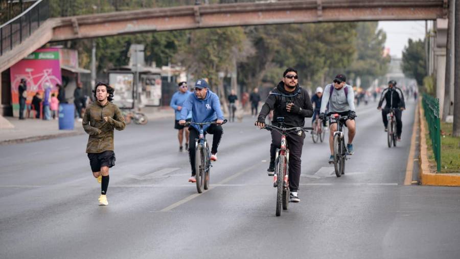 Niños y adultos disfrutaron de actividades deportivas y recreativas sobre el bulevar Venustiano Carranza.