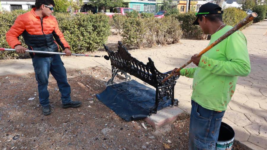 Cuadrillas del programa “Aquí Andamos” realizaron trabajos de rehabilitación y pintura en la plaza del fraccionamiento Nuevo Mirasierra.