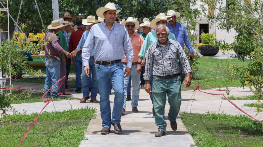 El alcalde Javier Díaz González encabezó la entrega de la rehabilitación integral de la plaza pública de San Juan de la Vaquería, proyecto elegido por la ciudadanía mediante Participa Saltillo.