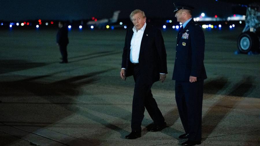Donald Trump en la Base Conjunta Andrews el jueves. Hace poco dijo que el memorando de entendimiento alcanzado con Irán había “terminado”.