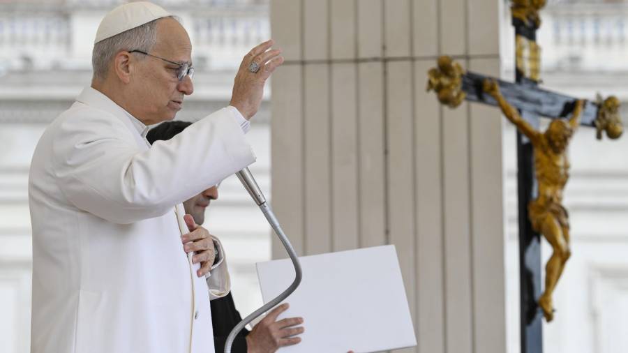 El Papa León XIV dirigiendo la audiencia general semanal durante la Semana Santa en la Plaza de San Pedro, Ciudad del Vaticano.