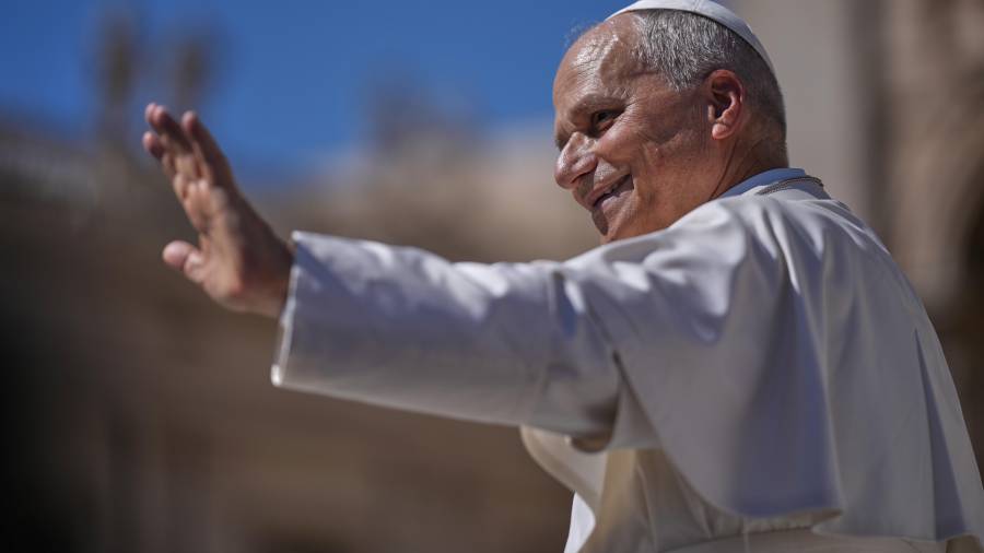 El papa León XIV se retira al final de su audiencia semanal en la Plaza de San Pedro, en Roma, el miércoles 2 de septiembre de 2026. (Foto AP/Andrew Medichini)