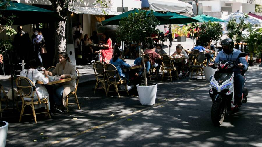 Ven factible que ciudadanos lleguen caminando, tomen un café o coman en un restaurante al aire libre y disfruten un espectáculo.