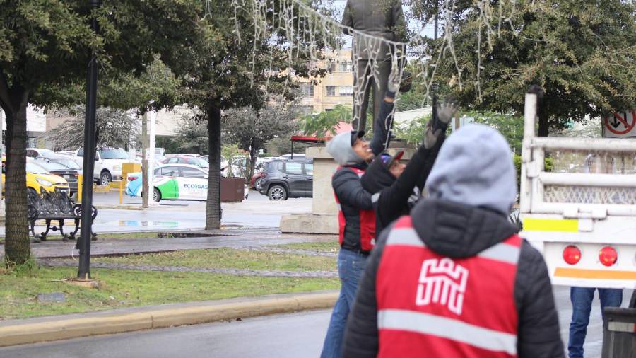 Cuadrillas municipales retiraron las luces instaladas en bulevares y el Centro Histórico de la ciudad.
