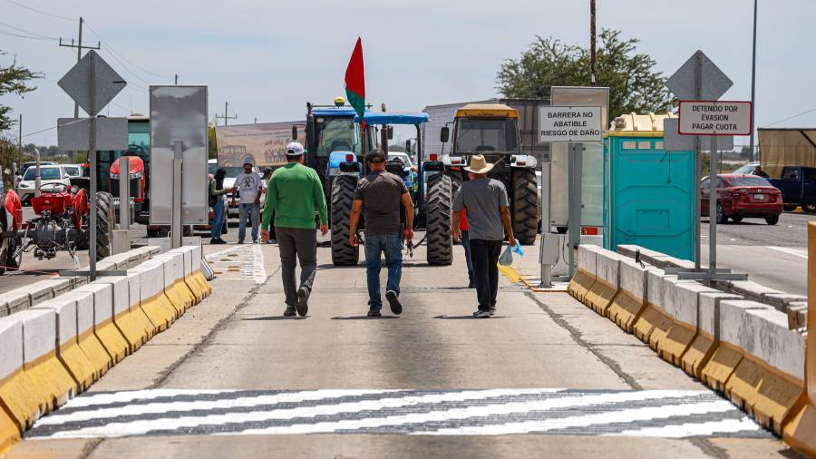 En Sinaloa, alrededor de 300 productores mantienen tomada la Plaza de Cobro 11 Puente Sinaloa, conocida como “Cuatro Caminos”.