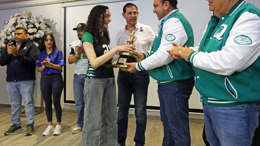 María Regina Rodríguez Hernández recibió la primera Presea “Francisco Tobías Mahbub” como atleta destacada de Químicas UAdeC.