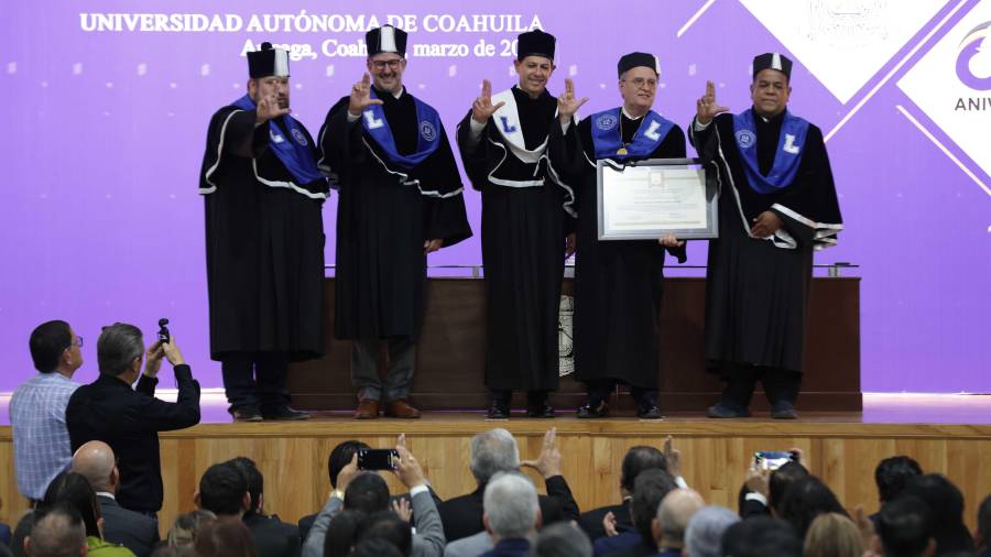 El Doctorado Honoris Causa es la máxima distinción otorgada por la universidad y fue entregada al Doctor Francisco Javier Blanco García.
