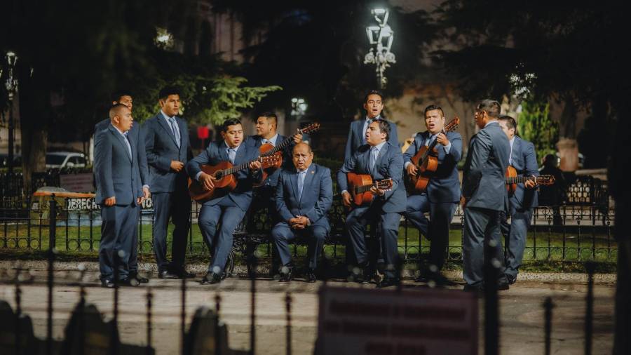 La Rondalla de Saltillo fue fundada en 1966 como parte de un movimiento de jóvenes que se organizaban para tocar canciones populares con diversos instrumentos.