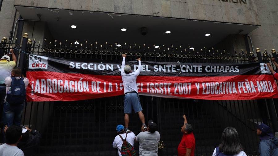 Los maestros de la CNTE llegan a la secretaría de Gobernación para realizar una conferencia de prensa previo a la reunión que sostendrán con la titular de Gobernación, Rosa Icela Rodríguez.