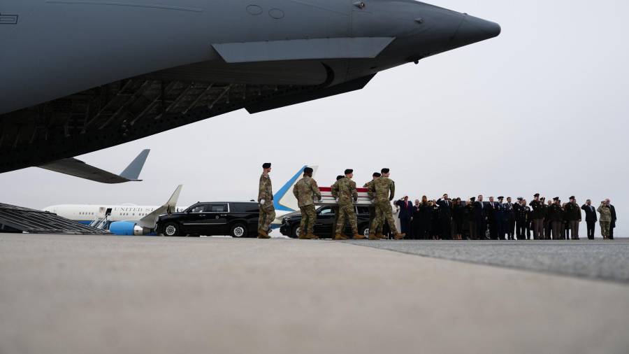 Miembros del servicio de EU llevan un ataúd con los restos de uno de los 13 miembros militares estadounidenses que murieron en el conflicto con Irán, en la Base de la Fuerza Aérea Dover en Delaware.