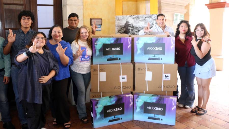 La Facultad de Ciencias Sociales recibió 20 equipos de cómputo para fortalecer sus actividades académicas.