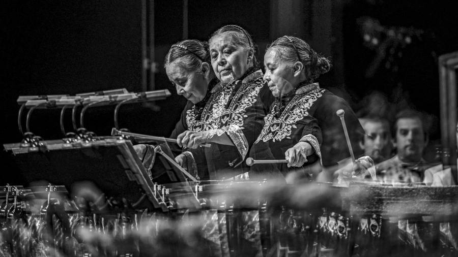 Las percusiones y la música de una mujer protagonizan memorable concierto en el Teatro de la Ciudad