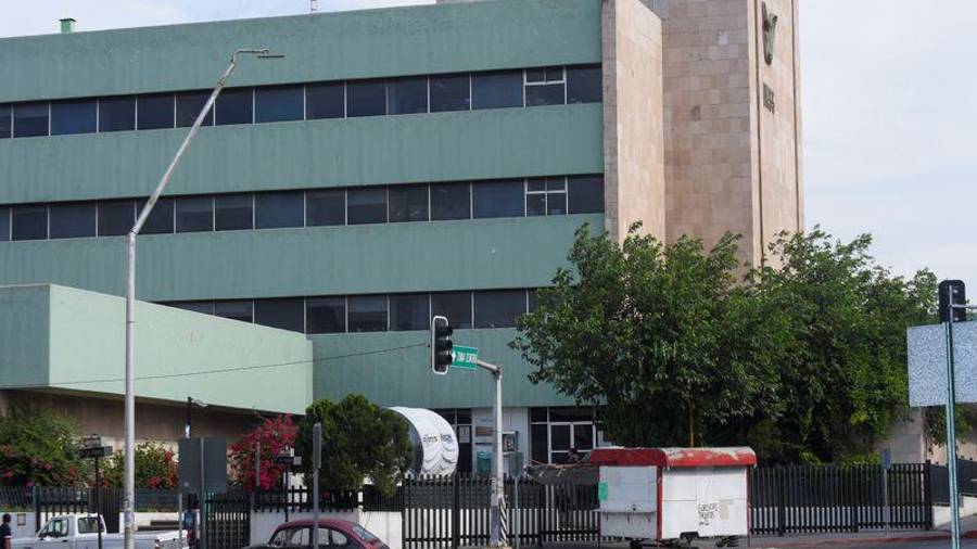 Familiares de Yadira Chávez permanecen en el área de hospitalización mientras buscan donadores de sangre.