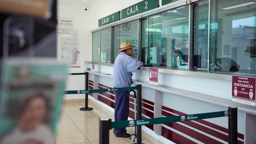 Miles de beneficiarios utilizan diariamente la Tarjeta Bienestar para cobrar apoyos sociales.