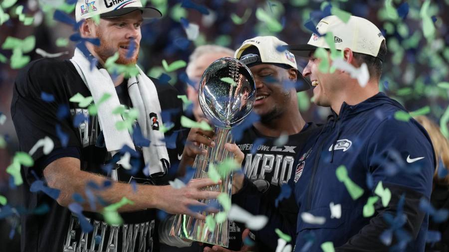 Los Seahawks de Seattle celebraron sobre el césped del Levi’s Stadium tras coronarse campeones del Super Bowl LX, al derrotar 29-13 a los Patriots de Nueva Inglaterra, marcando su segundo título en la historia de la franquicia.