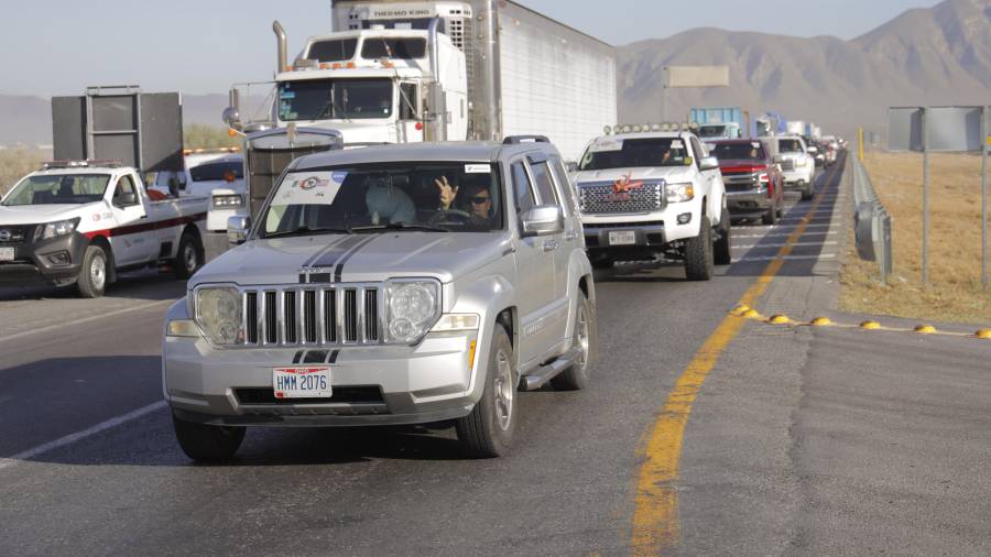 Vehículos de connacionales ingresan a Coahuila en su trayecto hacia el interior del país.