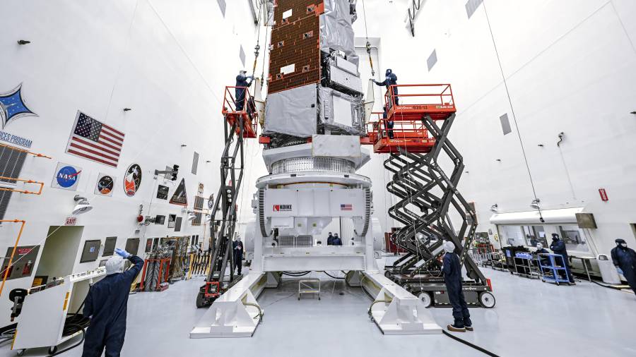 Técnicos e ingenieros de la NASA trabajan en la preparación del Telescopio Espacial Nancy Grace Roman en el Centro Espacial Kennedy de Florida.