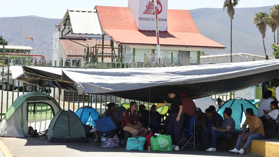 En Oaxaca, la Sección 22 de la CNTE también tomó casetas en los accesos a la capital y se manifestó frente al Aeropuerto.