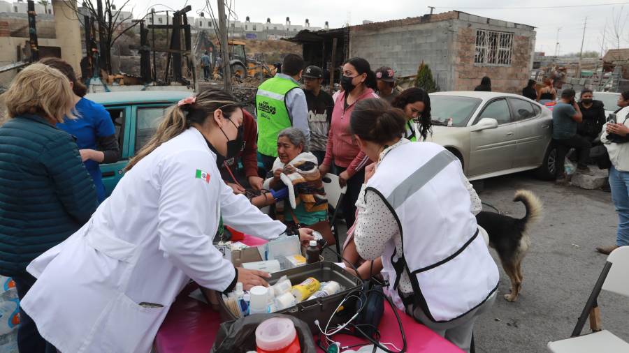 Una brigada de salud enviada por el Municipio de Saltillo, brinda atención a los damnificados por el incendio en el sur de Saltillo.