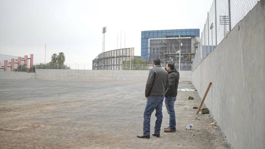 El alcalde Carlos Villarreal supervisó las áreas que serán rehabilitadas dentro de la Unidad Deportiva.