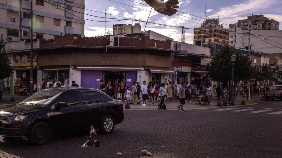 La vida cotidiana en el barrio de Liniers, un centro neurálgico del comercio y la inmigración en Buenos Aires, donde conviven diversas culturas en sus calles.