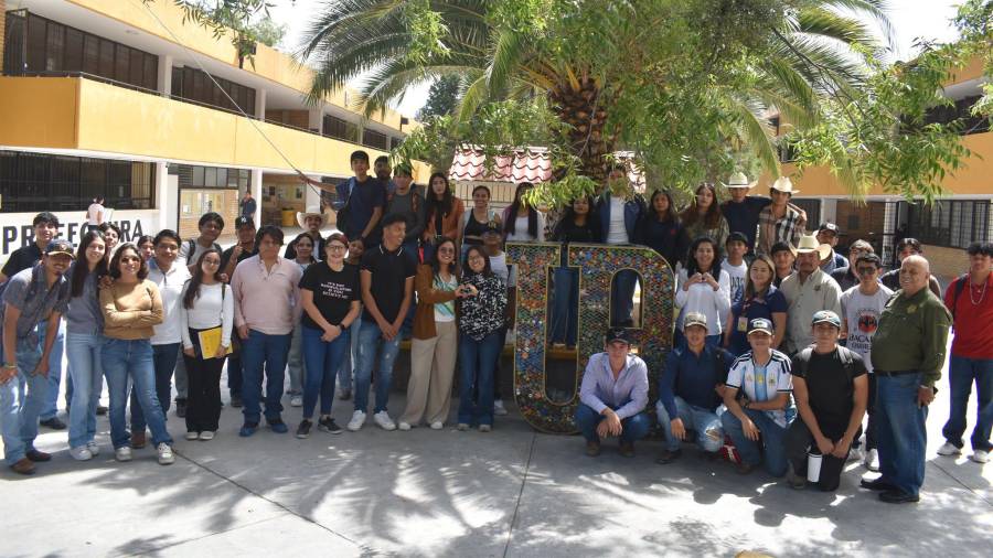 Estudiantes y personal de la UAAAN realizaron la cuarta entrega de tapas de plástico a la Fundación Súmate al Amor.