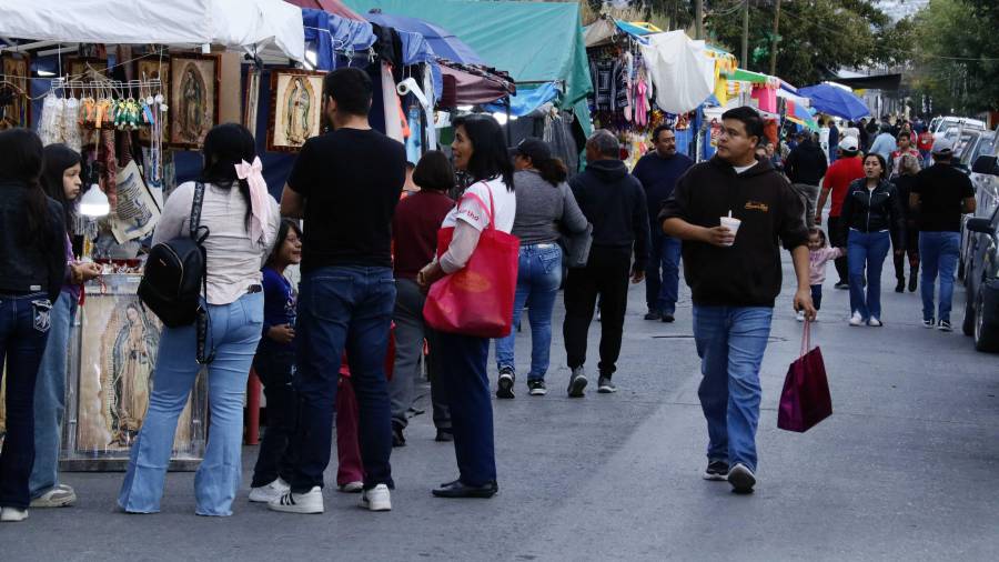 Comerciantes del Centro Histórico esperan un repunte en las ventas durante los días previos a Navidad, pese al aumento de visitantes y al menor gasto por persona registrado en esta temporada decembrina.