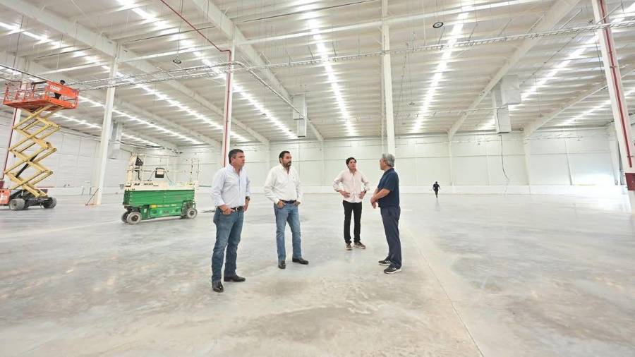 Autoridades recorrieron la nave industrial donde operará la nueva planta.