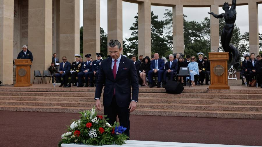 El secretario de Defensa, Pete Hegseth, deposita una corona de flores en el cementerio estadounidense para conmemorar el 82.º aniversario del desembarco de Normandía, en Colleville-sur-Mer, Normandía, Francia.