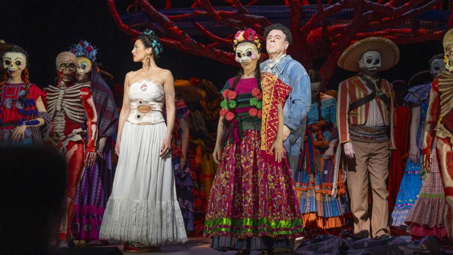 Artistas participan en el ensayo de la ópera el 'Ultimo Sueño de Frida y Diego' este miércoles, en el Metropolitan Opera, en Nueva York (Estados Unidos). La mexicana Frida Kahlo regresa a la vida en la nueva producción de la Metropolitan Opera de Nueva York, 'El Último Sueño de Frida y Diego', que evoca el lado poético y frágil de la artista e imagina su relación con el también pintor Diego Rivera.