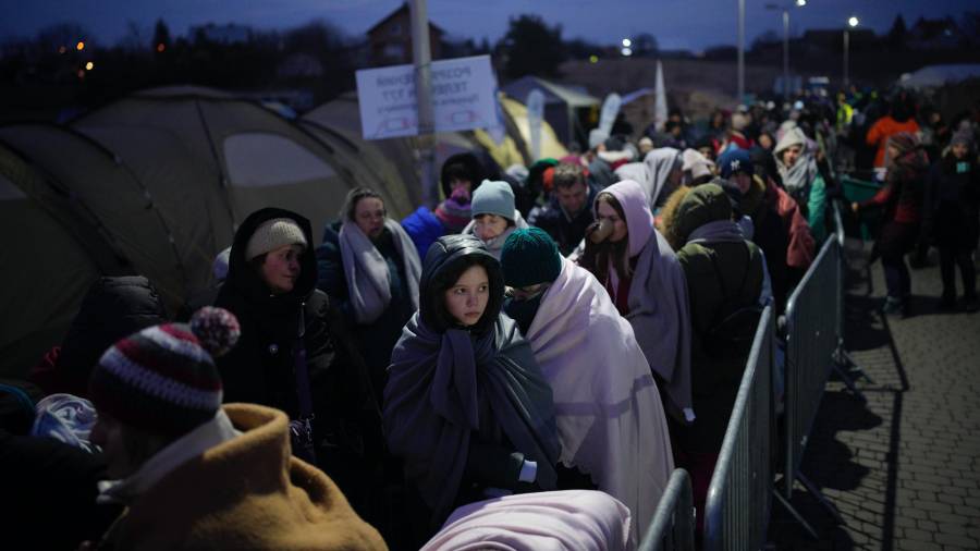 Refugiados que huyen de la guerra en Ucrania hacen fila en el paso fronterizo de Medyka, en Polonia. Un nuevo precisa que la guerra afecta al funcionamiento del ADN de los niños e influye en su desarrollo.