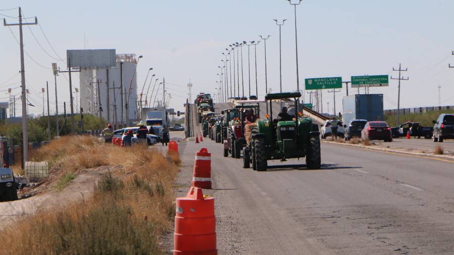 Decenas de tractores se sumaron a la manifestación en el norte de Coahuila.