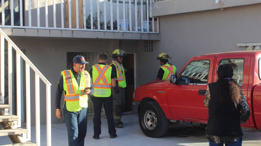 Bomberos acudieron a la vivienda para poder abrir la puerta.