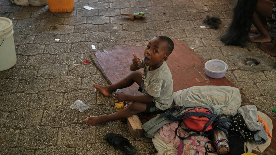 Un niño juega en un refugio para familias desplazadas por la violencia de las pandillas en Puerto Príncipe, Haití.