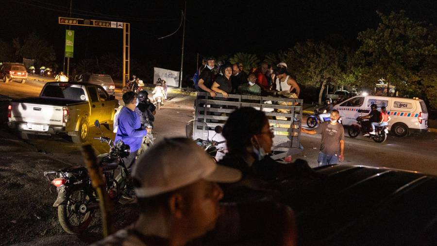 La solidaridad de los venezolanos se ha volcado hacia La Guaira, pero el gran número de voluntarios y donaciones ha provocado un colapso en la única carretera de acceso. Esta situación ha retrasado el paso de ambulancias y equipos de rescate, dificultando la ayuda a los sobrevivientes.