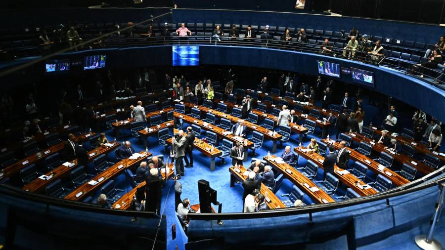 El Senado de Brasil aprobó el proyecto de ley que busca reducir las penas del expresidente Jair Bolsonaro y de otros participantes en la conspiración golpista ocurrida tras las elecciones de 2022.