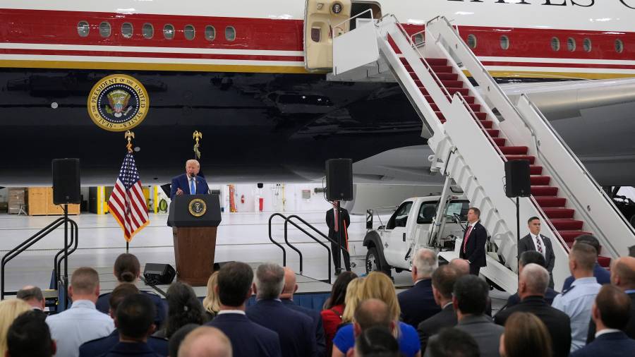 El presidente Donald Trump habla tras recorrer el recién designado avión presidencial Air Force One en la Base Conjunta Andrews, Maryland.