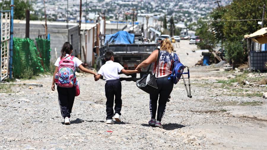 Yessica y su hijo Víctor enfrentan dificultades diarias para llegar a la escuela.