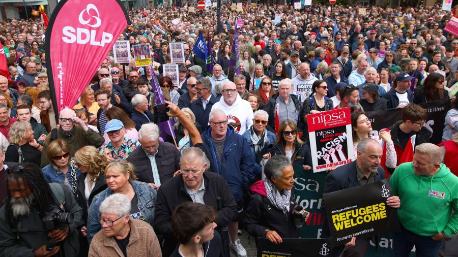 Personas se congregan durante una protesta contra el racismo frente al Ayuntamiento de Belfast, Irlanda del Norte, motivada por los disturbios registrados tras el ataque con cuchillo a un hombre, el sábado 13 de junio de 2026.
